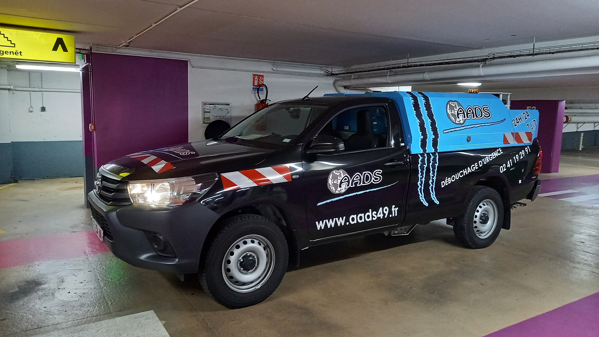 vehicule d'intervention d'urgence de la société AADS dans un parking souterrain