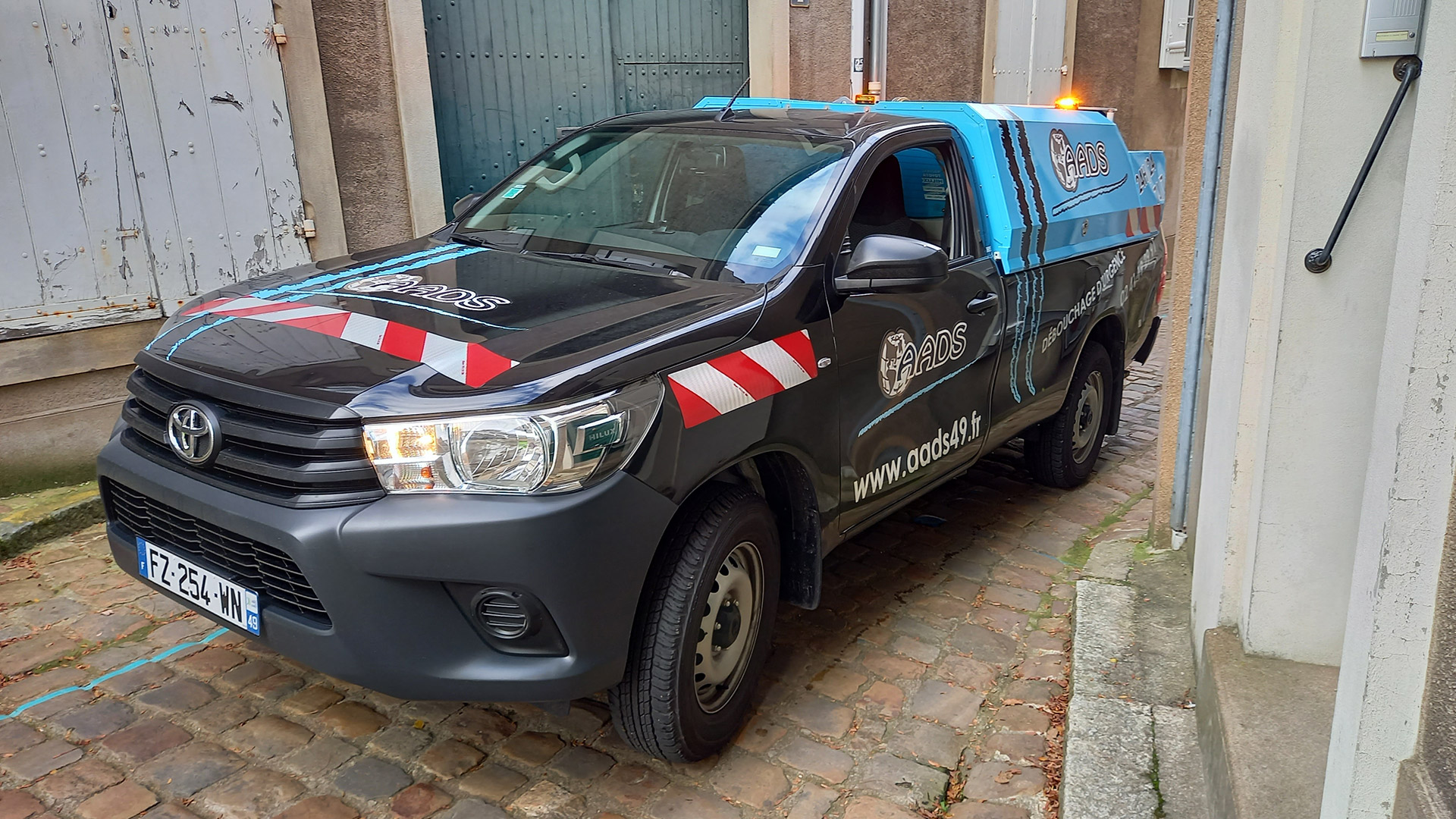 photo du véhicule d'intervention d'urgence d'AADS dans une rue étroite