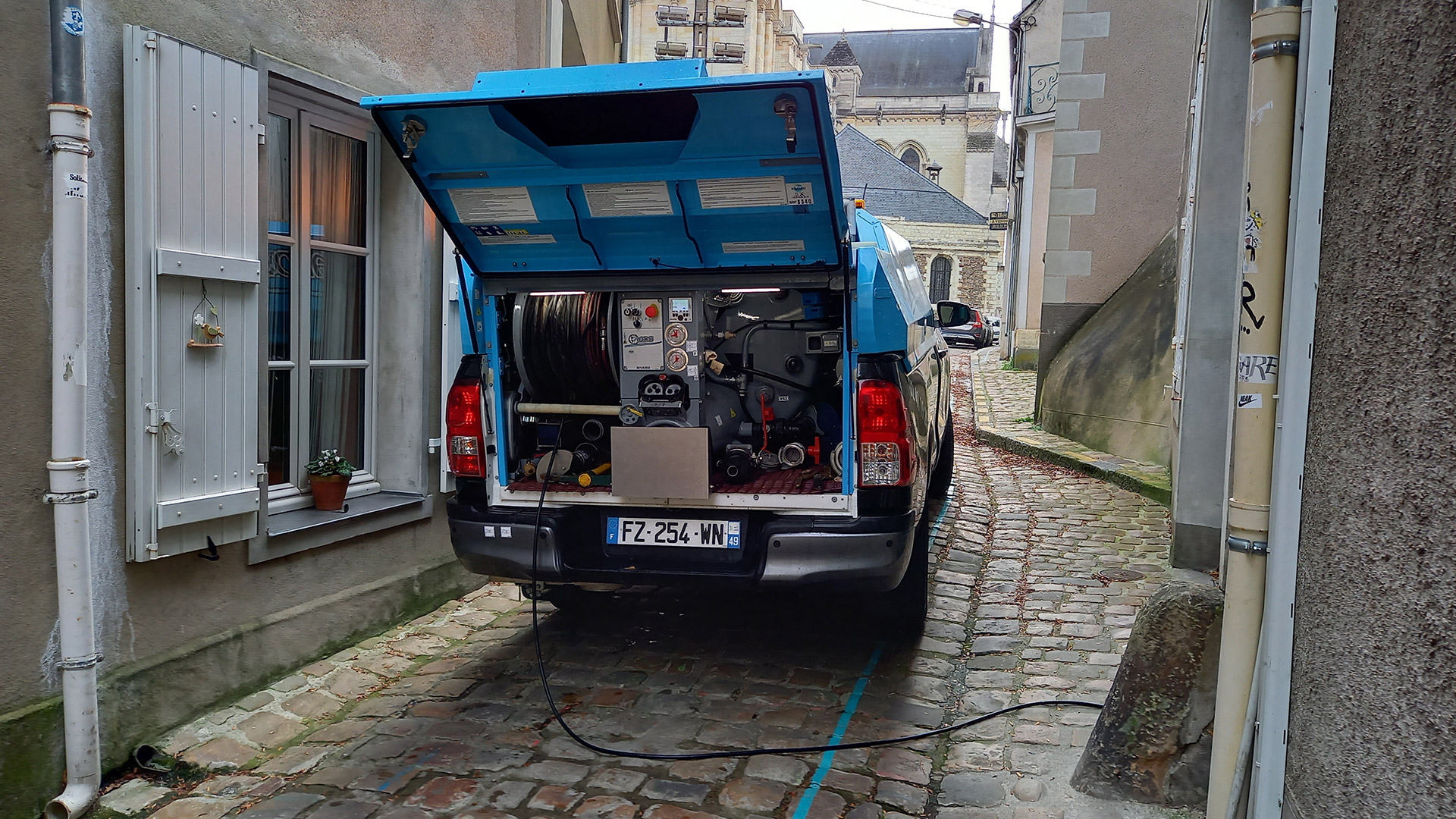 photo du coffre ouvert du véhicule d'intervention d'urgence d'AADS